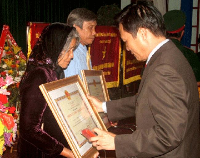 ANH HÙNG TÔ NÀO